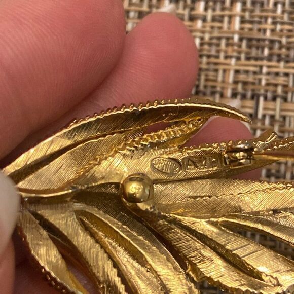 Lot of 2 Vintage Goldtone Brooches Pins both Signed on Bottom - Monet and Sphinx - Picture 9 of 9